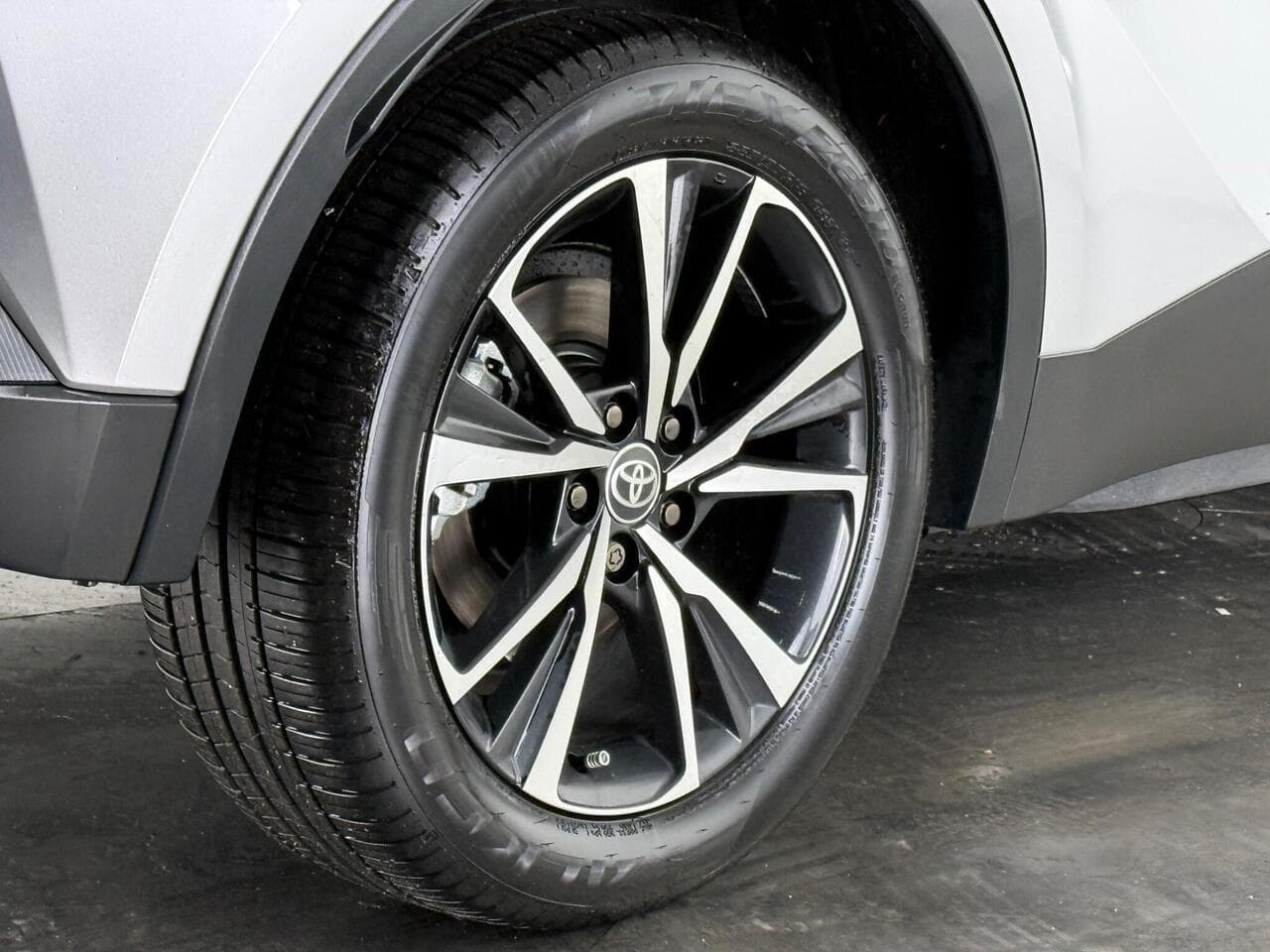 Toyota C-HR thumbnail Wheel